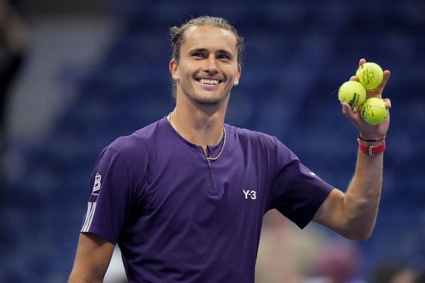 Alexander Zverev präsentierte sich nach seinem Auftaktsieg auch zu später Stunde noch entspannt. - © Frank Franklin II/AP/dpa