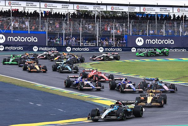 Lando Norris kann einmal mehr seine Pole nicht verteidigen auf den ersten Metern. - © Ettore Chiereguini/AP/dpa