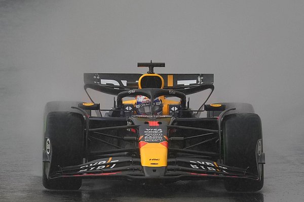 Verstappen liefert eine weltmeisterliche Leistung ab. - © Andre Penner/AP/dpa