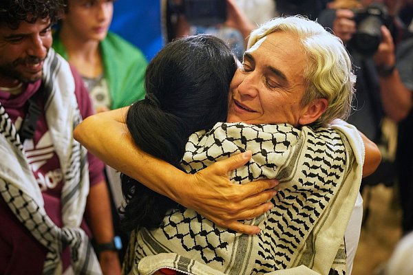 In Spanien wurden die Aktivisten mit Jubel und Gesängen empfangen. - © Joan Mateu Parra/AP/dpa