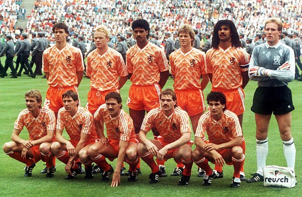 1988 gab es den einzigen Titel für die Niederlande um Torjäger van Basten. - © dpa