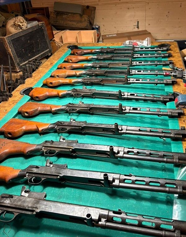 Maschinengewehre wurden sichergestellt. - © Polizei Wuppertal/dpa