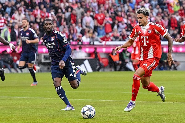 Luis Díaz (r) steht im Testspiel gegen Lyon erstmals für den FC Bayern auf dem Platz. - © Harry Langer/dpa