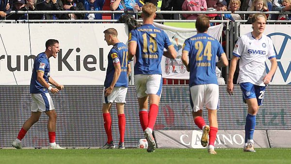 Bejubelte seine starke Aktion zum Führungstreffer: Kiels Adrian Kapralik - © Claus Bergmann/dpa