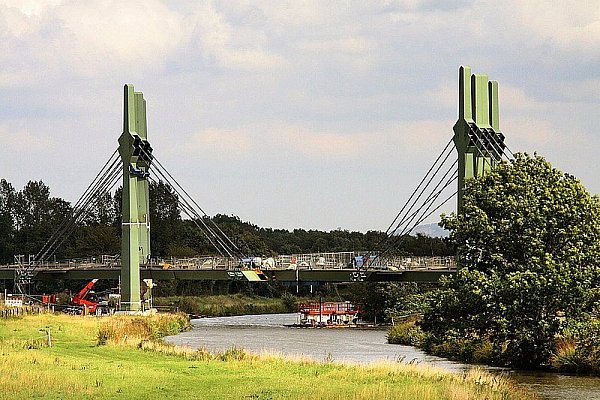 Die beiden Teile der Brücke über die Werre sind nicht genau gleich hoch und sind seitlich ein wenig versetzt gebaut. - © FOTO: JÜRGEN NIERSTE