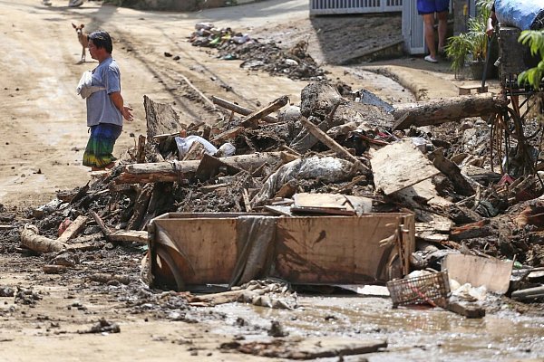 Trümmer entlang einer Straße auf den Philippinen. - © Jacqueline Hernandez/AP/dpa