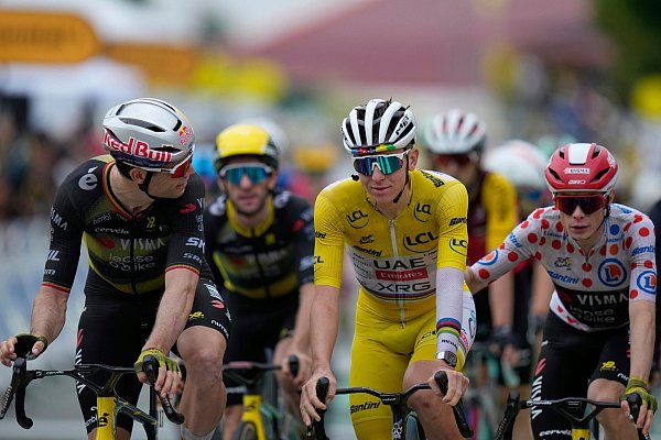 Die Rad-Stars Wout van Aert (l), Tadej Pogacar im Gelben Trikot und Jonas Vingegaard. - © Mosa\\\'ab Elshamy/AP/dpa