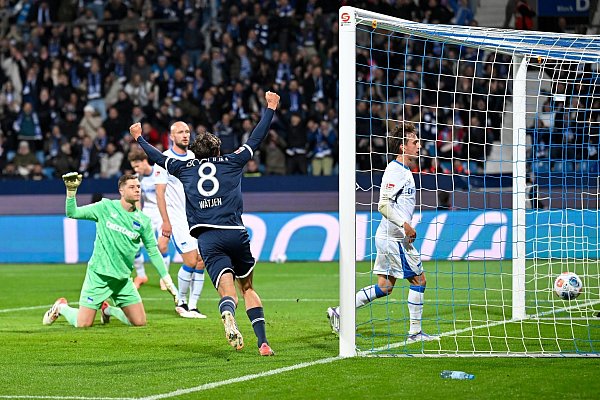 Der VfL Bochum bejubelt seinen zweiten Saisonsieg - © Ulrich Hufnagel/dpa