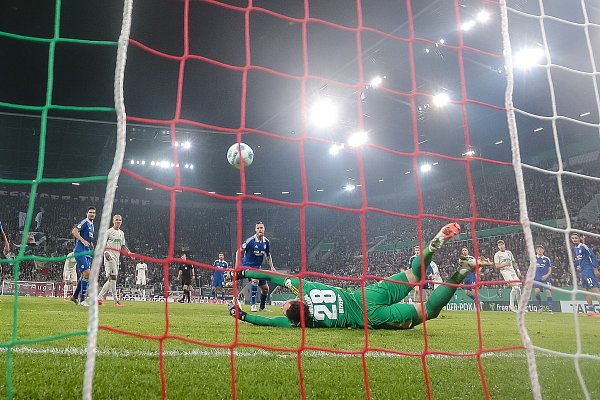 Schalkes Torwart Justin Heekeren hat Pech mit dem Untergrund. - © Harry Langer/dpa