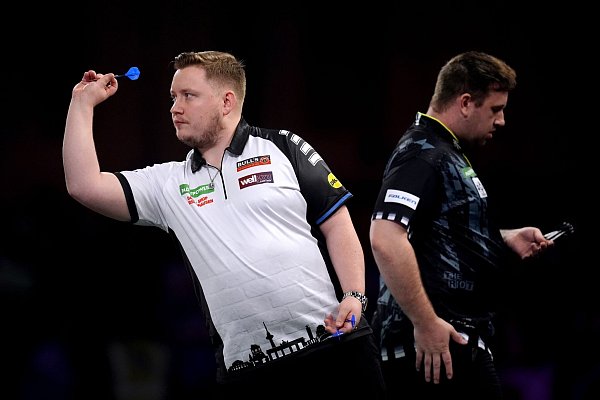 Bei der Darts-WM in London ist Schindler (l) raus, Rydz weiter. - © John Walton/PA Wire/dpa