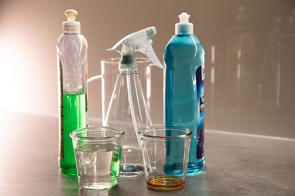 Für das Spray braucht man Wasser, Essig, Spülmittel, Klarspüler und eine Sprühflasche. - © Christin Klose/dpa-tmn