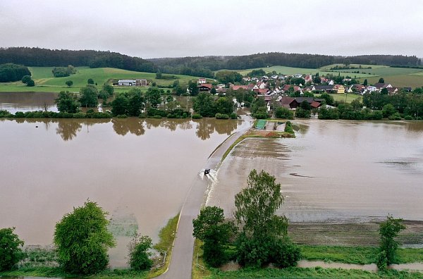 Überschwemmte Ufer und Straßen im bayerischen Kammeltal - die Hochwasserlage im Süden Deutschlands hält an. - © Karl-Josef Hildenbrand/dpa