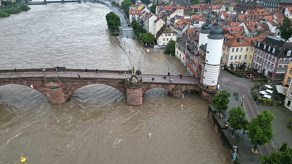 Das Wasser hat die Heidelberger Altstadt erreicht. - © Rene Priebe/dpa