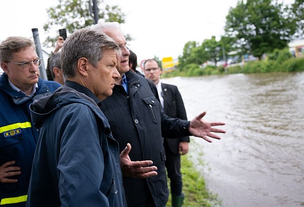 Vizekanzler Robert Habeck und der bayerische Innenminister Joachim Herrmann in Reichertshofen im Landkreis Pfaffenhofen an der Ilm. - © Sven Hoppe/dpa
