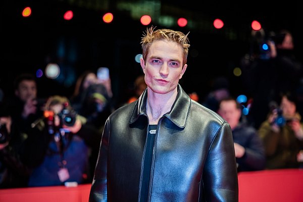 Robert Pattinson sorgt für Fan-Gekreische. - © Christoph Soeder/dpa