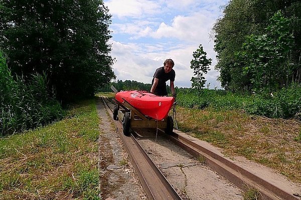 Wer sein Kanu liebt, der schiebt. Manchmal geht es über Land durch den Naturpark. - © FOTO: ULRIKE WIEBRECHT