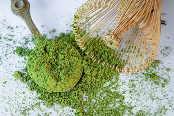 Matcha ist ein zu Pulver vermahlener Grüntee und kommt aus Japan. (Symbolbild) - © Sina Schuldt/dpa