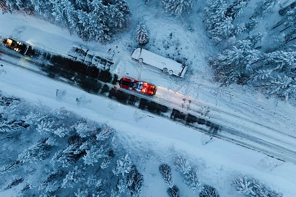 Der verschneite Unfallort. - © Erik Abel/TT News Agency/AP/dpa