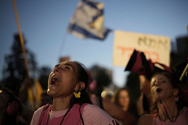 Hunderttausende Israelis haben sich seit Kriegsbeginn vor bald zwei Jahren an Demonstrationen für einen Waffenstillstand im Gazastreifen und eine Vereinbarung zur Freilassung der Geiseln beteiligt. (Archivbild) - © Leo Correa/AP/dpa