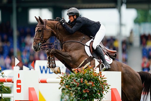 Katrin Eckermann und ihr Frauen-Team gewannen die Global Champions Tour. - © Uwe Anspach/dpa