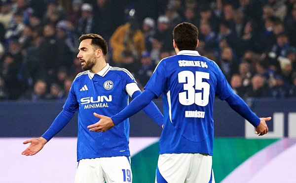 Ein Bild mit Symbolcharakter: Schalke-Kapitän Kenan Karaman (l) und Marcin Kaminski gestikulieren - © Bernd Thissen/dpa