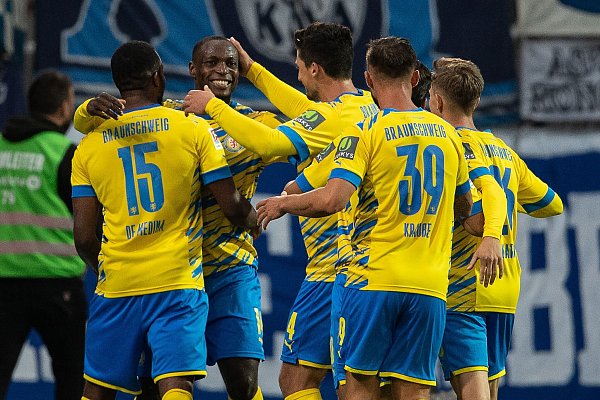 - © Swen Pförtner/dpa