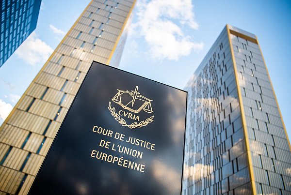 Die Anrede darf für einen Ticketkauf keine Rolle spielen, sagt der EuGH (Archivbild). - © Arne Immanuel Bänsch/dpa