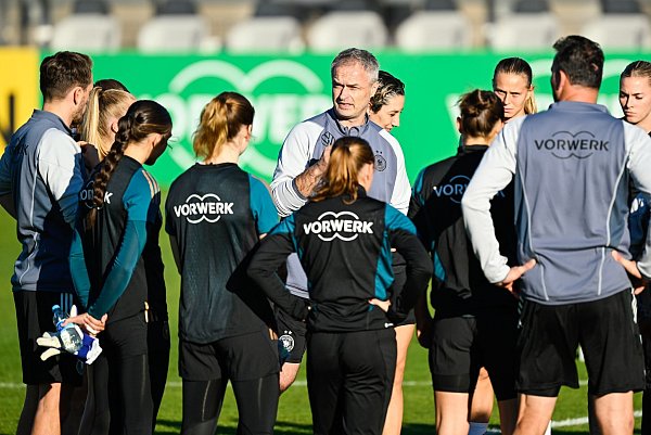 Mit Wück will das DFB-Team bei der EM im kommenden Jahr in der Schweiz um den Titel spielen. - © Uwe Anspach/dpa