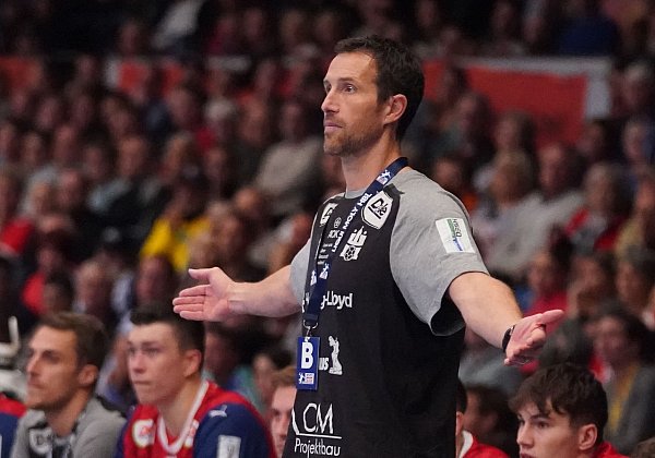 Trainer Torsten Jansen und der HSV Hamburg spielten im Pokal gegen den THW Kiel. - © Marcus Brandt/dpa