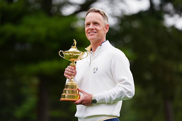 Europas Team-Kapitän Luke Donald mit der Ryder-Cup-Trophäe. - © David Davies/PA Wire/dpa