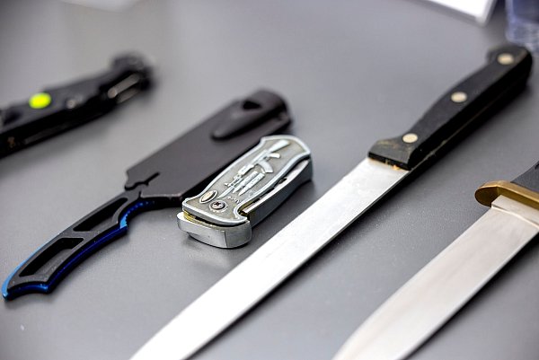 In Berlin soll ein 13-jähriger Schüler einen anderen Jungen mit einem Messer lebensgefährlich verletzt haben. - © Thomas Banneyer/dpa