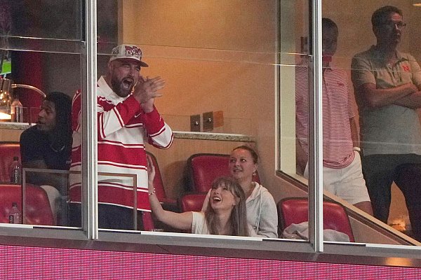 Taylor Swift mit ihrem Verlobten Travis Kelce bei einem College-Football-Spiel in Kansas City. (Archivbild) - © Charlie Riedel/AP/dpa