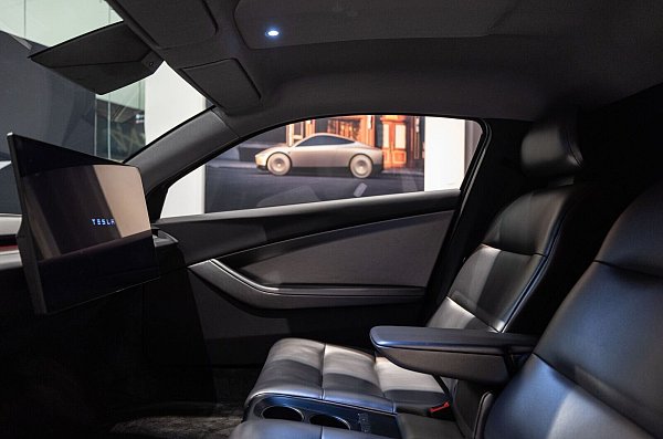 In dem zweisitzigen Tesla «Cybercab»gibt es kein Lenkrad. - © Hannes P. Albert/dpa
