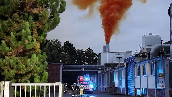 Eine große Rauchwolke zog am Abend über die Region. - © Ralf Hettler/dpa