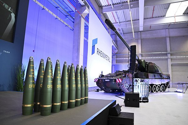 155-Millimeter-Munition vor einer Panzerhaubitze 2000, mit der solche Geschosse verschossen werden. - © Julian Stratenschulte/dpa