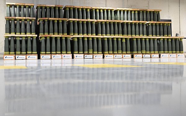 Sie können bis zu 40 Kilometer weit geschossen werden: Artilleriemunition von Rheinmetall. - © Julian Stratenschulte/dpa
