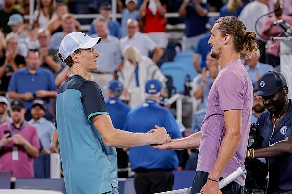 Alexander Zverev (r) gratuliert Jannik Sinner zum Sieg. - © Scott Stuart/ZUMA Press Wire/dpa