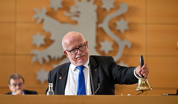 Der AfD-Alterspräsident hielt sich an den Verfassungsgerichtsbeschluss - © Martin Schutt/dpa