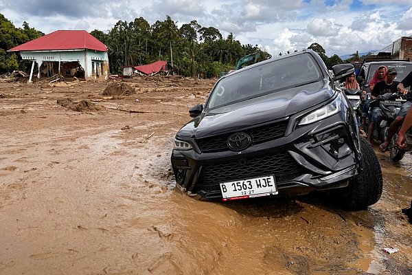 Viele betroffenen Gebiete sind nur schwer zugänglich. - © Ade Yuandha/AP/dpa