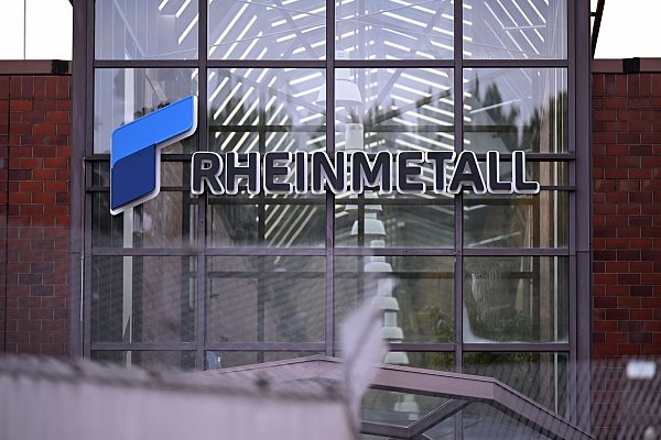 Rheinmetall-Logo am Eingang seines größten Werks, Unterlüß in Niedersachsen. (Archivbild) - © Wolf von Dewitz/dpa