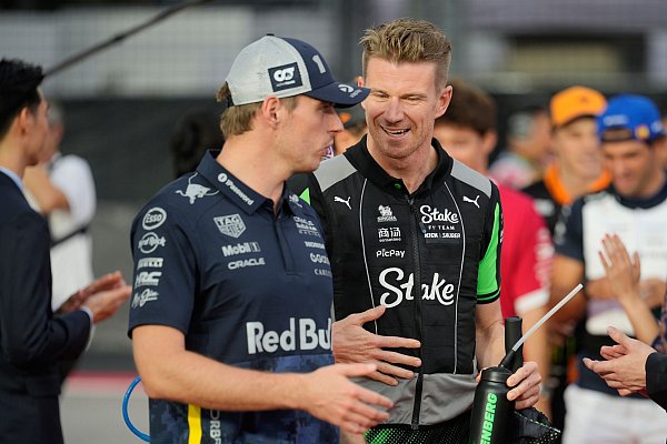 Schimpft über die neue Hitze-Regel der Formel 1: Max Verstappen (l). - © Vincent Thian/AP/dpa