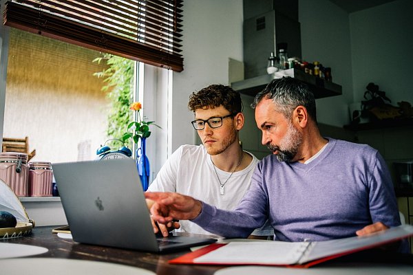 Die Kinder sind bald aus dem Haus? Das wird eine Umstellung für alle Beteiligten, einen positven Einfluss auf die Kfz-Police der Eltern kann das allerdings auch haben. - © Zacharie Scheurer/dpa-tmn