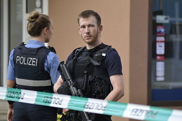 Polizisten sichern den Tatort. - © Gianni Gattus/dpa