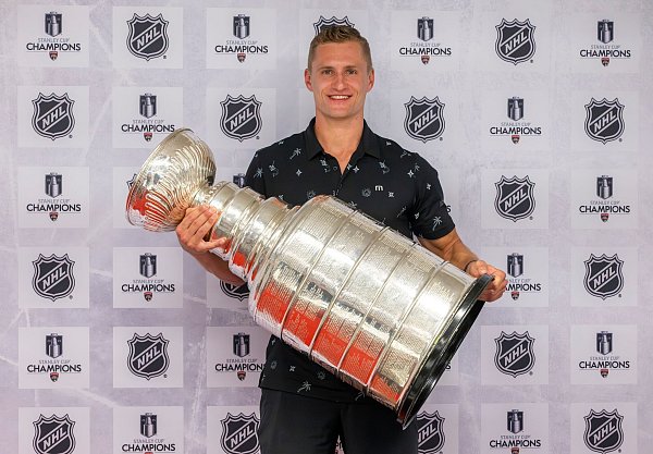 Hat den Stanley Cup bereits gewonnen: Nico Sturm. - © Peter Kneffel/dpa