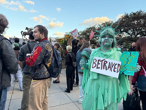 Der Bundesstaat Illinois und die drittgrößte Stadt der USA klagen gegen Trump, weil sie einen Einsatz von Mitgliedern der Nationalgarde auf Geheiß der US-Regierung in Illinois für rechtswidrig halten. - © Franziska Spiecker/dpa