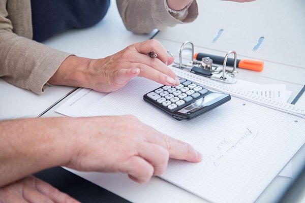 Wie viel Immobilie kann ich mir eigentlich leisten? Vor dem Kauf ist das eine der entscheidenden Fragen, die es zu kalkulieren gilt. - © Christin Klose/dpa-tmn