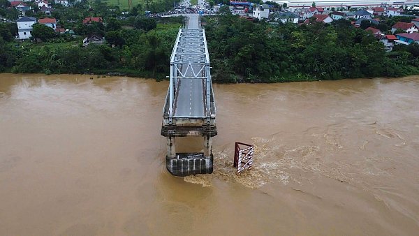 Die Brücke stürzte Augenzeugen zufolge ganz plötzlich ein. - © Bui Van Lanh/VNA/AP/dpa