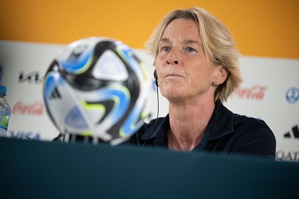 Bundestrainerin Martina Voss-Tecklenburg hat bei der WM mit Personalproblemen zu kämpfen. - © Sebastian Christoph Gollnow/dpa