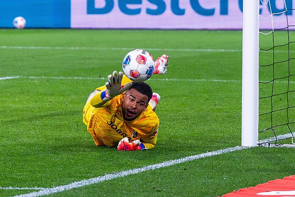 Gut in Form: Noah Atubolu lenkt am Sonntag in Mönchengladbach den Ball um den Pfosten. - © David Inderlied/dpa