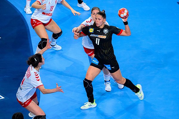 Rückraumspielerin Xenia Smits hat den Traum von einer EM-Medaille noch nicht aufgegeben. - © Marco Wolf/dpa